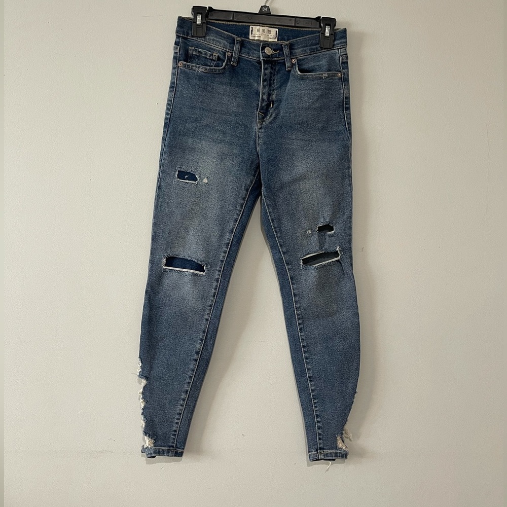 WE THE FREE distressed skinny jeans